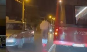 Djevojka na trotinetu preticala autobus, ljudi u šoku: Ubiće je neko. Ostroga mi… VIDEO