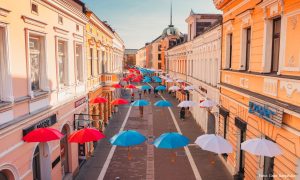 Povodom Dana srpskog jedinstva: Gospodska ukrašena kišobranima u bojama srpske zastave FOTO