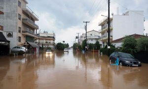 Dramatične slike iz Grčke! Ljudi nakon oluje spas čekaju na krovovima VIDEO