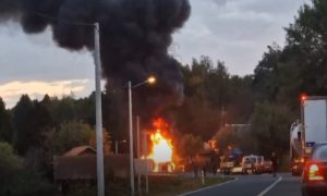 Dramatičan prizor! Kamion se prevrnuo i “nestao u plamenu” VIDEO