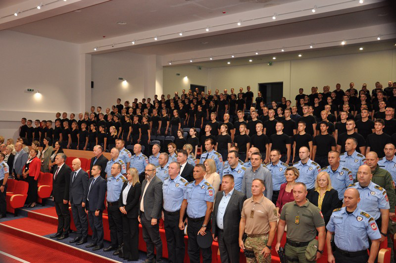Budući policajci u posebnom stroju: Svečano u Srednjoj školi unutrašnjih poslova