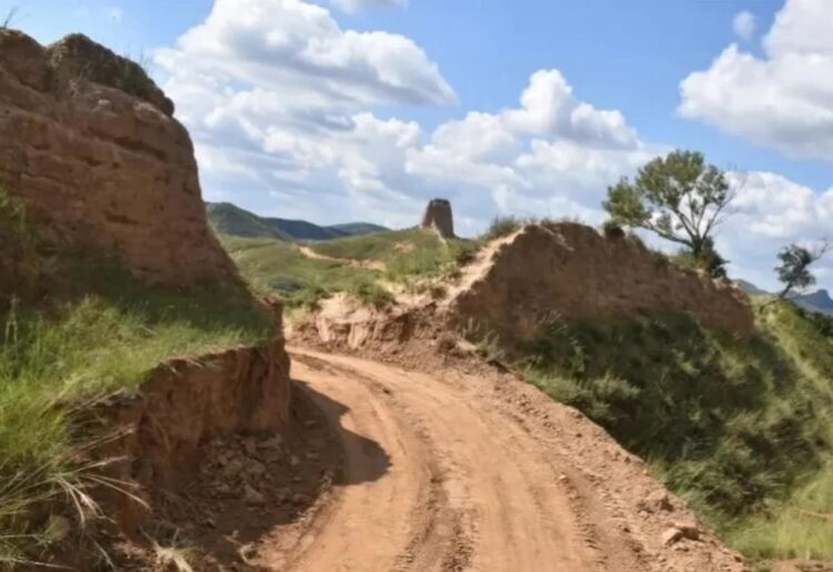 Oštećen Kineski zid: Iskopali kanal da može proći bager