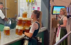 Snimak konobarice s Oktoberfesta je hit na mrežama: Koliko ste vi krigli izbrojali? VIDEO