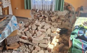 Djed autom uletio baki u kuću: “Bilo je strašno. Cigle su mi zatrpale noge”