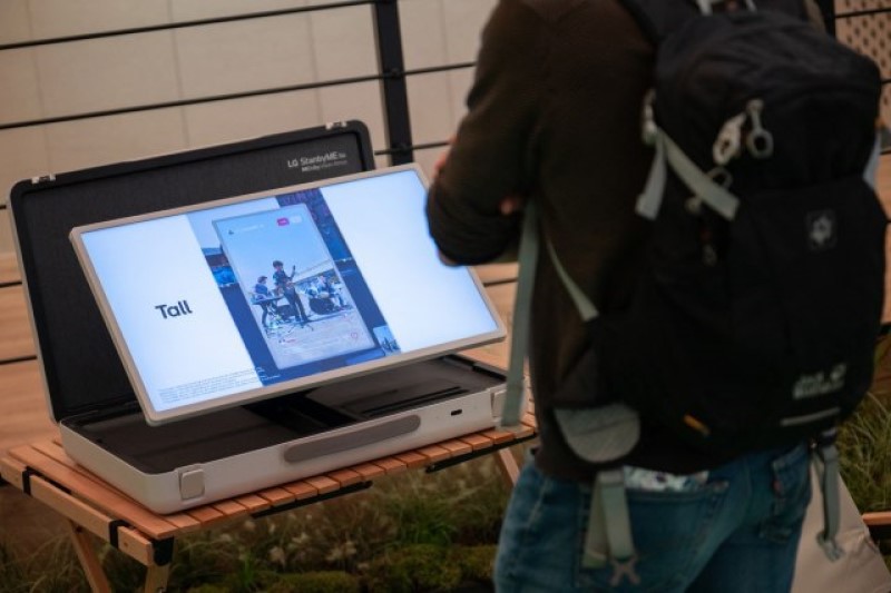 Smišljen za čarobne trenutke: LG predstavio televizor koji možete da spakujete i nosite sa sobom