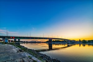 Drama u Novom Sadu: Djevojka skočila sa mosta, pa sama doplivala do obale