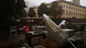 Nevrijeme pogodilo Mostar: Jaka kiša poplavila ulice, snažni udari vjetra ruše stabla VIDEO