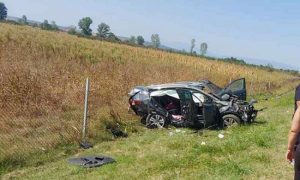 Vozilo sletjelo s puta: Jedna osoba poginula, tri povrijeđene u teškoj nesreći