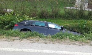 Automobil iznenada sletio u kanal: Saobraćajna nesreća nadomak Banjaluke