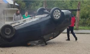 Teška saobraćajna nesreća u BiH! Odron udario u automobil i izvrnuo ga na krov