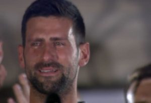 Novak pokazao najveće emocije u životu: Briznuo u plač, pa pao u zagrljaj srebrnim košarkašima