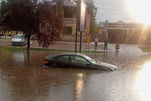 Potopljeni automobili, poplavljene raskrsnice: Pljusak i grad pogodili Novi Sad VIDEO
