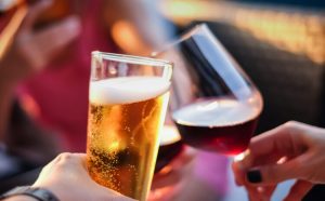 Stručnjak objasnio šta više šteti crijevima – pivo ili vino