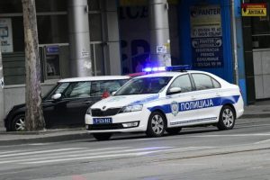 Vozač automobilom probio blokadu, udario policajca, pa pobjegao