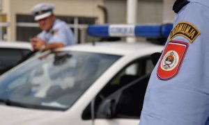 Sijevale pesnice u Kotor Varošu: Pijan pretukao policajca ispred policijske stanice!
