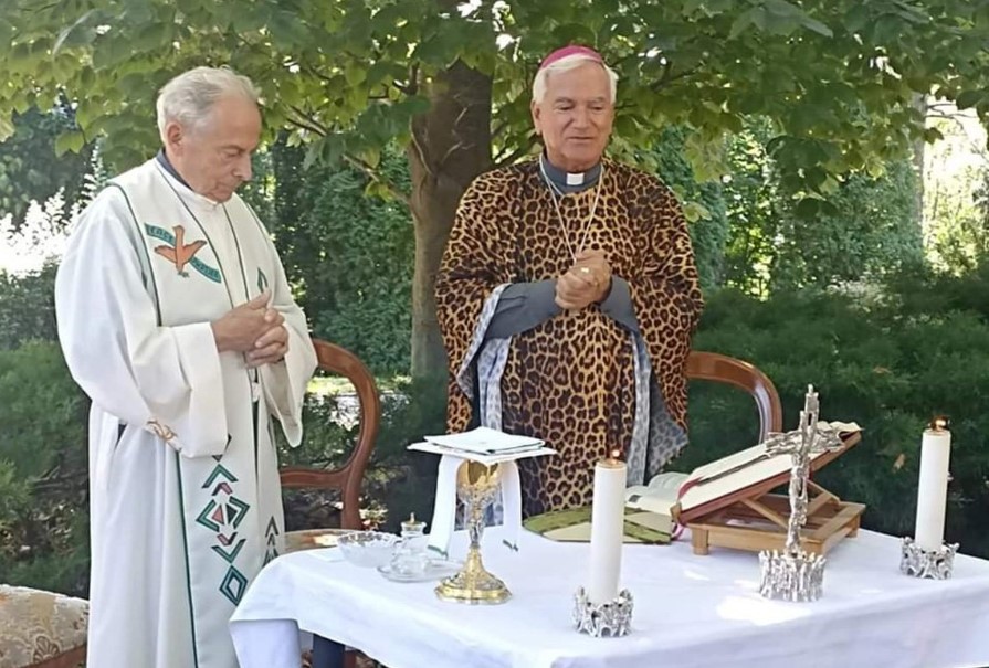 Katolički sveštenik služio misu u mantiji sa leopard printom: “Sada biskup trči brže”