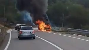 Zastrašujući požar: Vatra potpuno progutala auto VIDEO