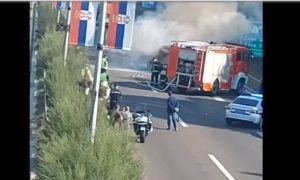 Skupocijeni “porše” gorio na putu: Požar među prvima gasio vozač autobusa VIDEO