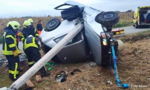 Vozač čudom preživio: Zabio se u stub, auto prepolovljen