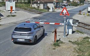 Opet snimljeni! Vozači ne poštuju saobraćajne znakove na prelazu u Banjaluci VIDEO