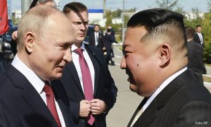 Detalj sa sastanka Kima i Putina! Obezbjeđenje se “zabavilo” dezinfekcijom stolice VIDEO