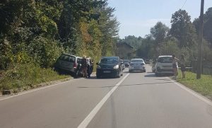 Vozači, oprez! U ovom dijelu Banjaluke auto završilo izvan puta – saobraćaj može biti usporen