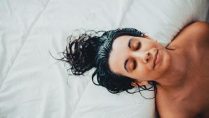 Da li je pametno spavati s mokrom kosom?