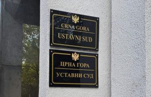 Ravnopravnost dva pisma: Vraćena ćirilična tabla na zgradu Ustavnog suda Crne Gore