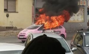 Vatra kuljala kroz prozore: Zapalilo se taksi vozilo, vatrogasci spriječili veći haos