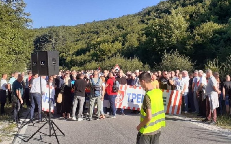 Građani se okupili u četiri grada: Počeo skup u znak podrške Dodiku i Lukiću VIDEO