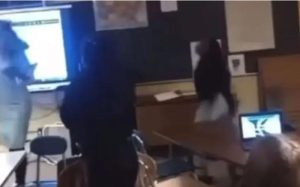 Uznemirujuće! Učenica pogodila nastavnicu metalnom stolicom u glavu VIDEO