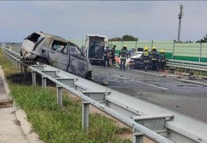 Vozilo “nestalo” u plamenu: Stravični prizori nakon nesreće na auto-putu VIDEO