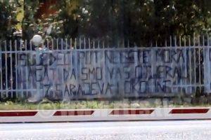 Ispred Suda i Tužilaštva BiH postavljeni transparenti sa uvredljivim porukama Srbima