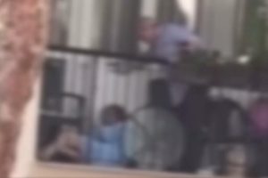 Uznemirujući snimak nasilja: Žena leži na podu terase, muž je udara i psuje VIDEO