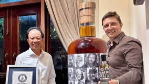 Boca viša od vlasnika: Prodata najveća flaša viskija na svijetu FOTO