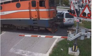 Umalo tragedija! Prošla kroz znak “stop” pa zaglavila na šinama, voz udario u auto VIDEO