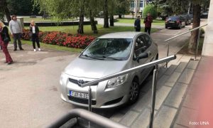 Vukanović parkirao automobil ispred ulaza u NSRS: “Ovo je moj krik” VIDEO