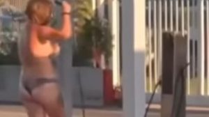 Nesvakidašnji prizor: Žena se istuširala na benzinskoj pumpi VIDEO