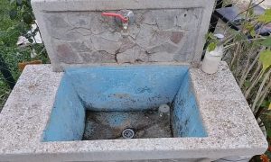 U Bukvaleku kod Banjaluke očajni: Bez vode smo deset dana, a gradski bazeni pred nosom FOTO