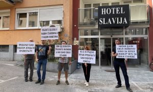 “Prevarant Đoko Ekvator”: Ogorčeni kupci protestuju u centru Banjaluke FOTO