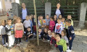 Jesenja sadnja u Banjaluci: Najmlađi sadili tulipan u Ulici Branka Radičevića