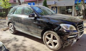 Vozač “mercedesom” napravio haos: Razbio tri automobila u centru grada