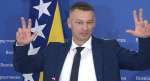 “Ne znam kome smeta zastava Srpske”: Nešić digao tri prsta tokom govora o tornju na Trebeviću