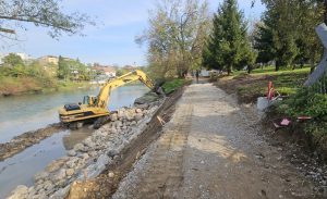 Grade kamenu obaloutvrdu: Napreduju radovi uz Vrbas od Gradskog do Zelenog mosta FOTO