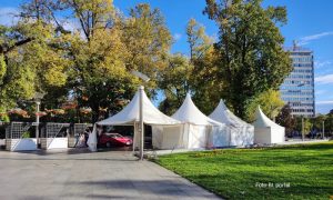 Pripreme za “Ćevap fest”: Šatori i štandovi u Parku Petar Kočić FOTO/VIDEO
