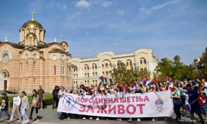 Uz mnoštvo mališana i njihovih roditelja: U Banjaluci održana “Porodična šetnja”