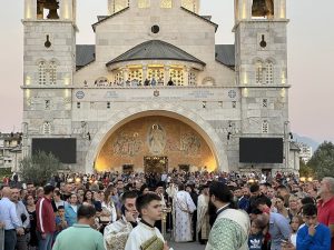 “Raduje se Crna Gora”: Rijeka vjernika dočekala srpskog patrijarha FOTO