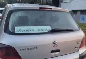 Neobičan natpis na automobilu: Poruka izazvala znatiželju Banjalučana