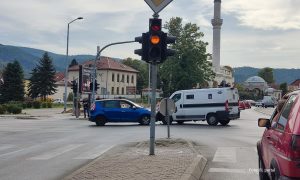 Udes na raskrsnici u centru Banjaluke: Direktan sudar automobila i kombija FOTO