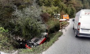 Auto sletio i prevrnuo se: Teška saobraćajka kod Kotor Varoša